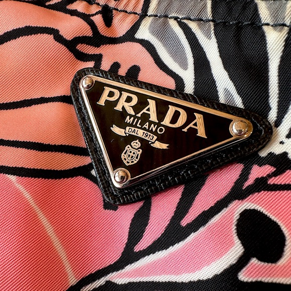 Prada Printed Tessuto Nylon Tote with Saffiano Leather *Authenticated* - Picture 2 of 11